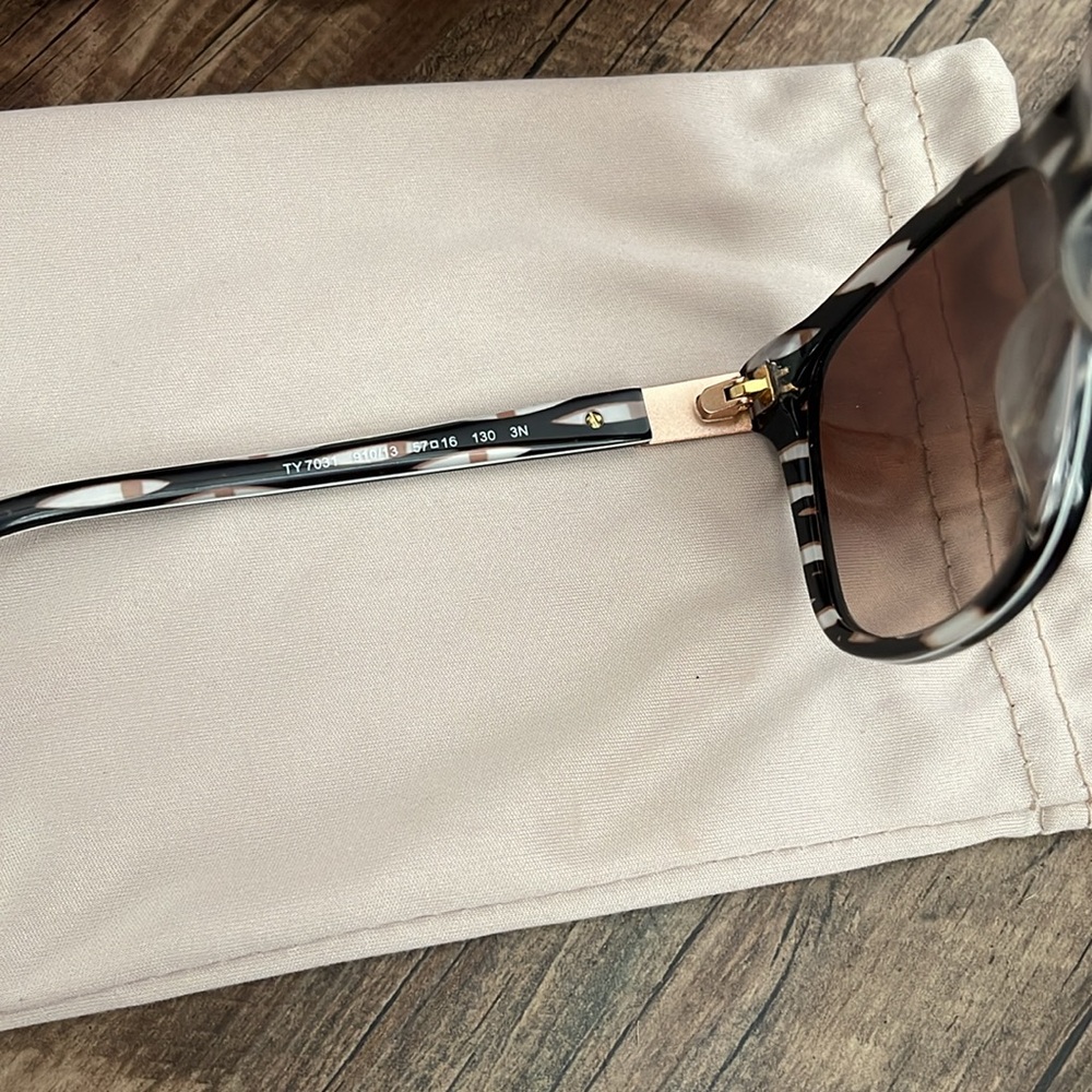 Tory Burch Sunnies✨ - Picture 9 of 16
